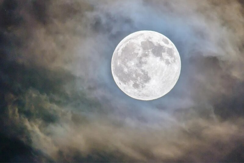 Este lunes 13 de enero podrás disfrutar este fenómeno meteorológico en el cielo nocturno, la primera luna de lobo 2025.