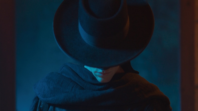 Retrato de un hombre con sombrero y bufanda