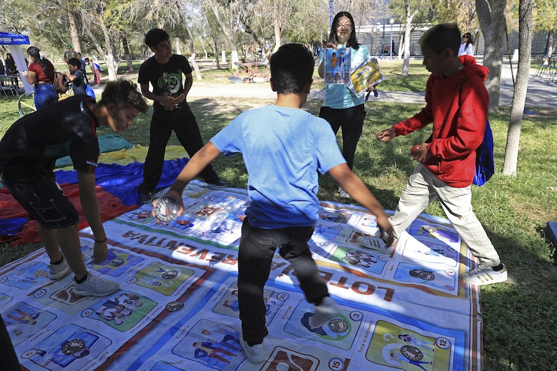 Niños jugando en el Twister.