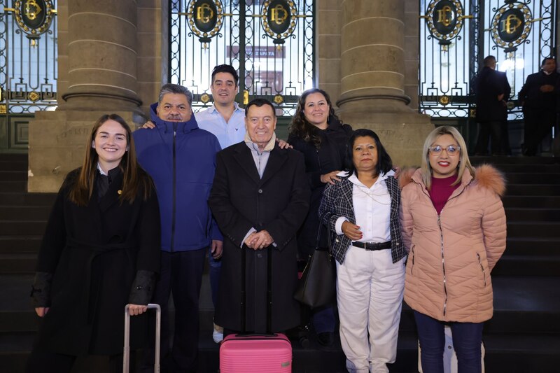 El expresidente ecuatoriano Rafael Correa se reúne con simpatizantes en su llegada a Quito