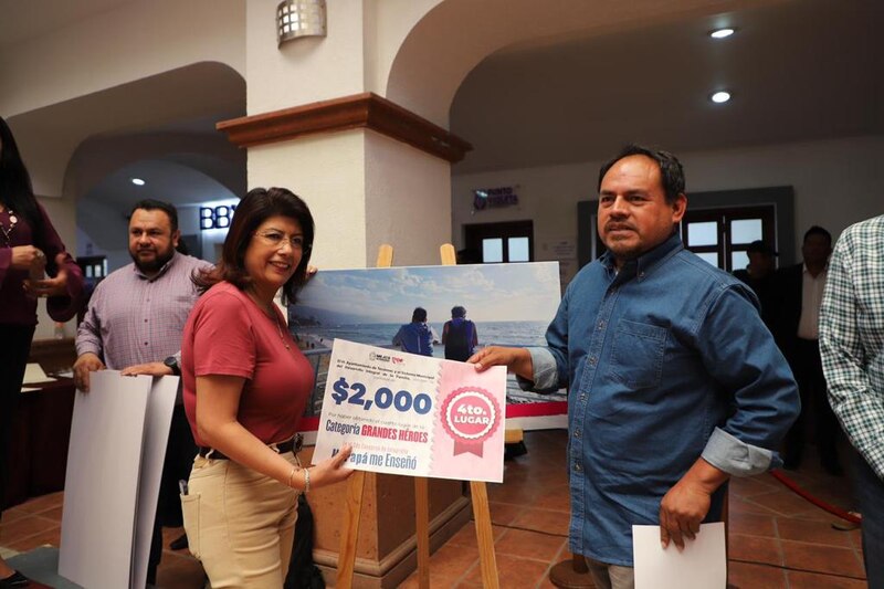 Entrega de reconocimiento a los ganadores del concurso “Grandes Héroes”.