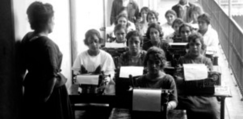 Mujeres aprendiendo a usar máquinas de escribir en la década de 1920