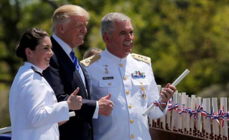 El presidente Trump asiste a la ceremonia de graduación de la Academia Naval de los Estados Unidos