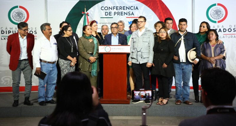 Diputados dan conferencia de prensa.