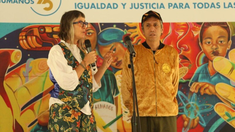 Activistas hablan en un evento sobre igualdad y justicia para todos.