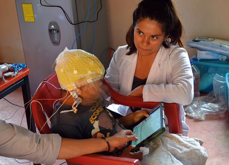 Doctora realizando un electroencefalograma a un niño