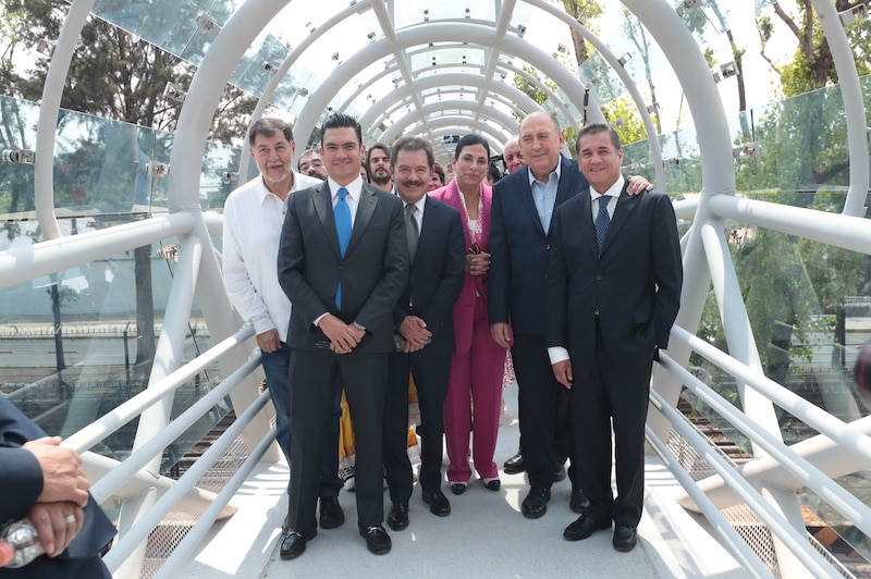Inauguración de un puente peatonal en la Ciudad de México