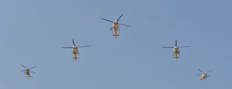 Cuatro helicópteros volando en formación