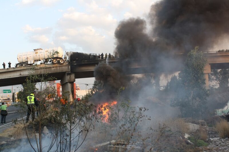 Accidente de pipa de gas en México deja varios heridos