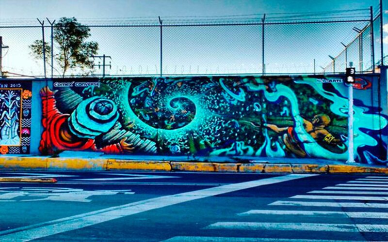 Mural de arte urbano en una calle de la ciudad.