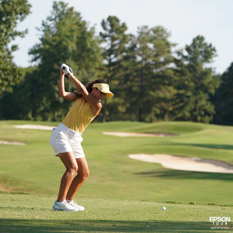 La golfista profesional Anna Nordqvist juega un tiro durante un torneo de la LPGA.