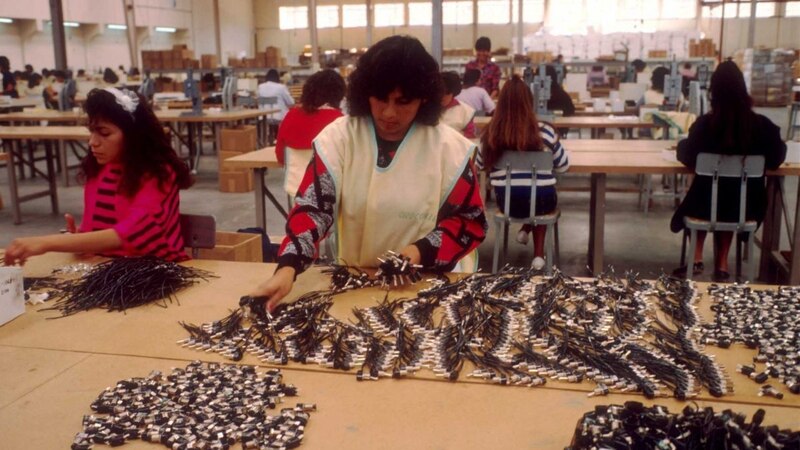 Mujeres trabajando en una fábrica