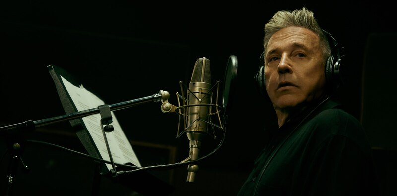 Cantante grabando en un estudio