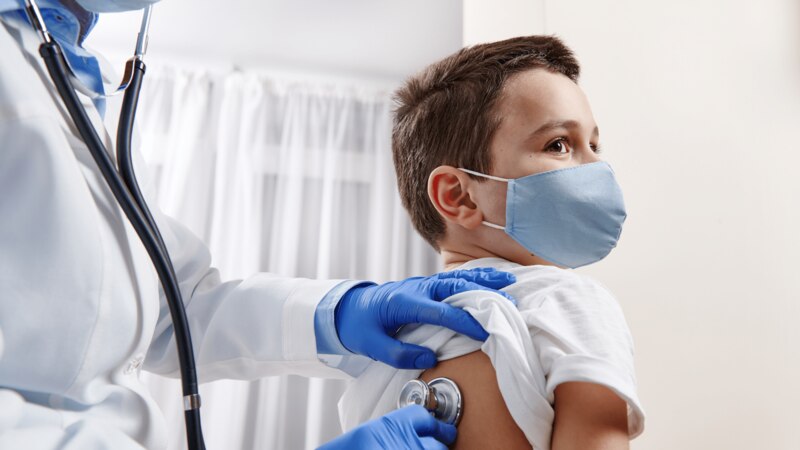 Revisión médica de un niño