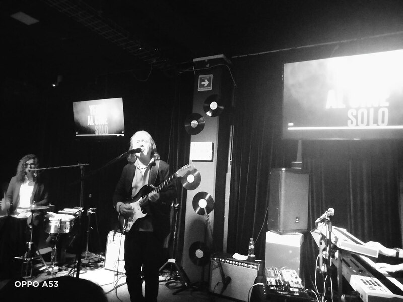 Actuación en vivo de un cantante y guitarrista en un bar