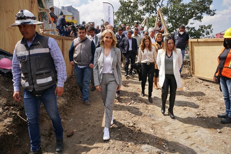 La alcaldesa de Bogotá, Claudia López, supervisa las obras de construcción de la nueva línea del metro de la ciudad.