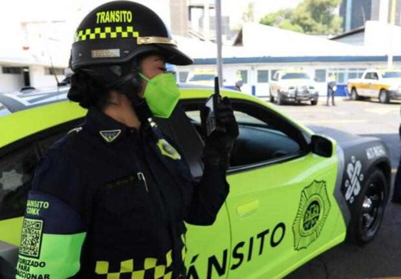 Agente de tránsito multa a un automovilista en la Ciudad de México