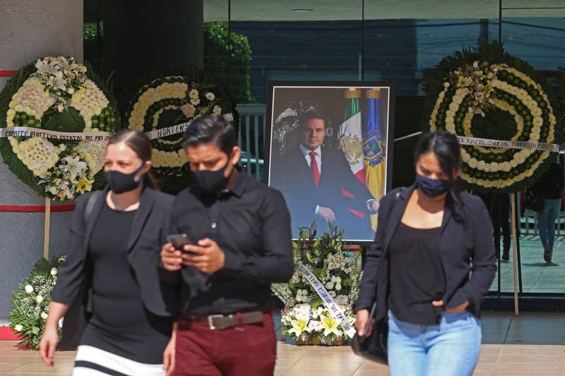 Ofrenda floral en memoria del expresidente Luis Echeverría