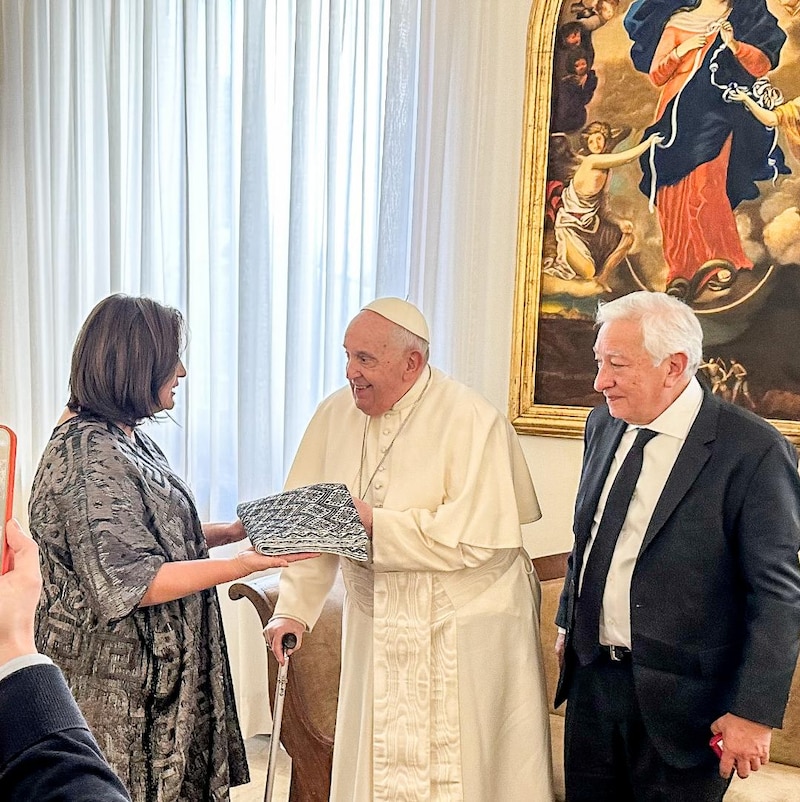 El Papa Francisco recibe un regalo de una mujer