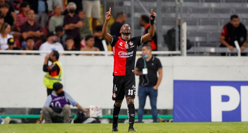 Jugador de fútbol celebra un gol