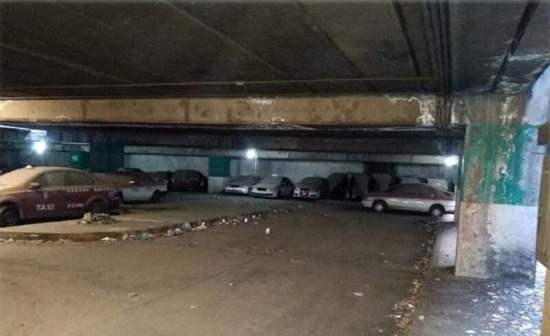 Estacionamiento subterráneo oscuro y polvoriento