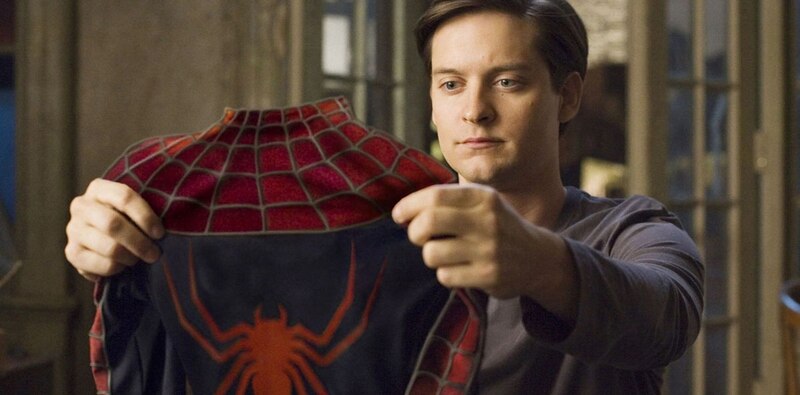 Peter Parker se pone el traje de Spider-Man