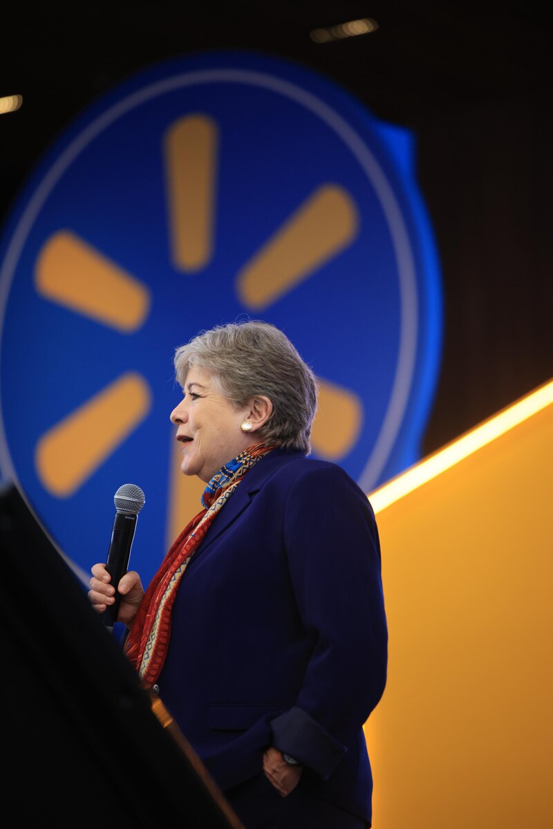 La CEO de Walmart, Judith McKenna, habla en una conferencia de prensa