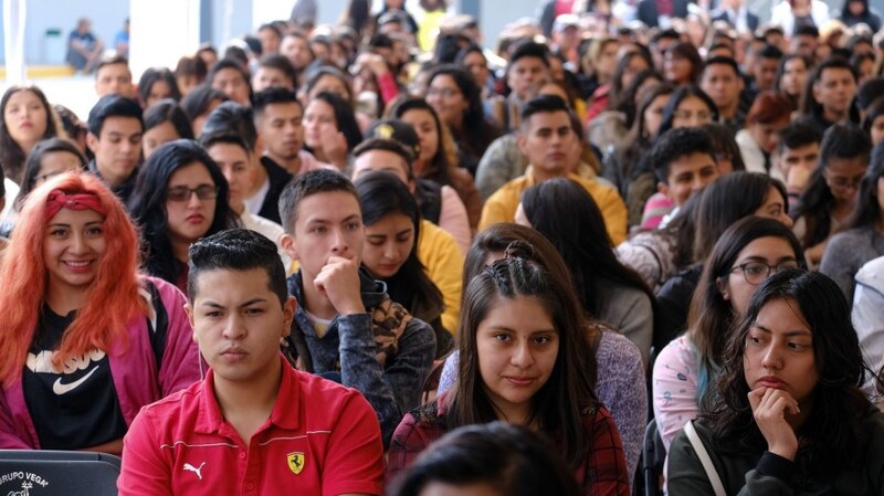 Estudiantes universitarios en una conferencia