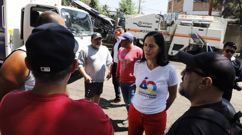La alcaldesa de Álvaro Obregón, Lía Limón, supervisa obras de repavimentación en la colonia Lomas de Becerra.