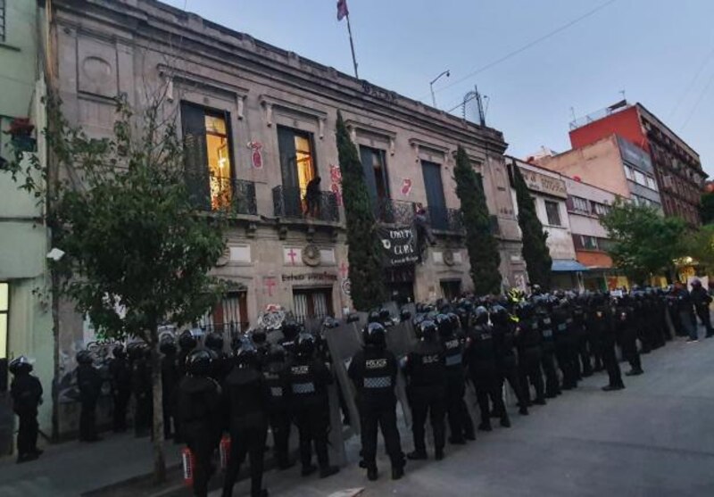 Enfrentamiento entre policías y manifestantes en la Ciudad de México