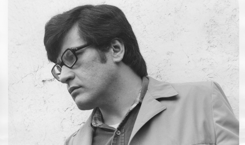 Retrato de un hombre con gafas