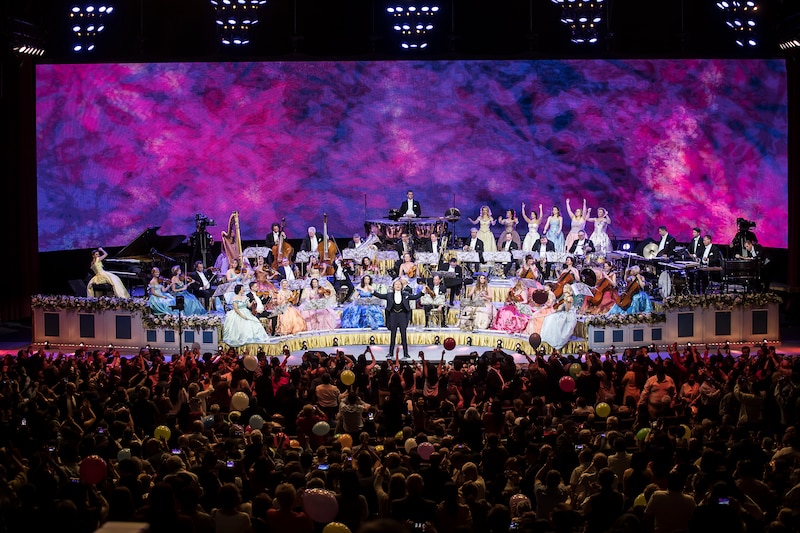 Orquesta sinfónica tocando en un concierto