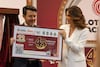 Develan billete de Lotería Nacional por los 45 años de la Comisión Mexicana de Ayuda a Refugiados 