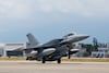 Taiwán refuerza su defensa aérea frente a China; recibe dos cazas F-16V de EU  