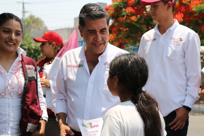 El candidato a la presidencia de México, Andrés Manuel López Obrador, saluda a una niña durante un mitin en la Ciudad de México.