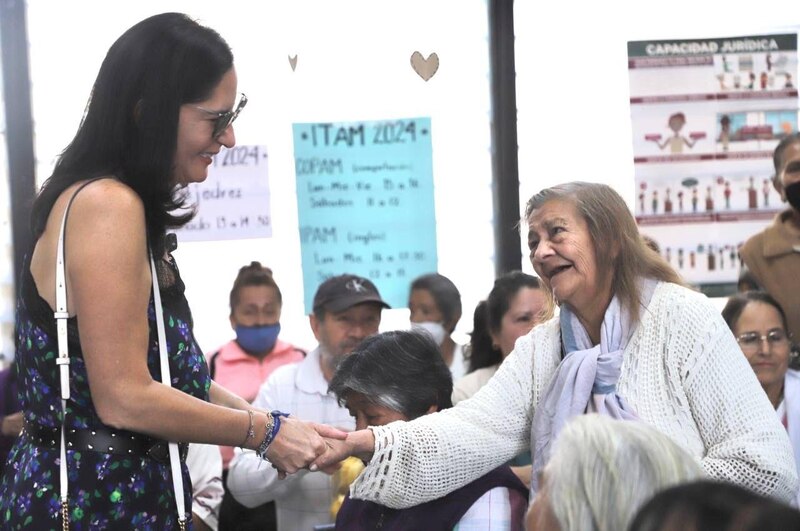 La candidata presidencial saluda a una mujer mayor