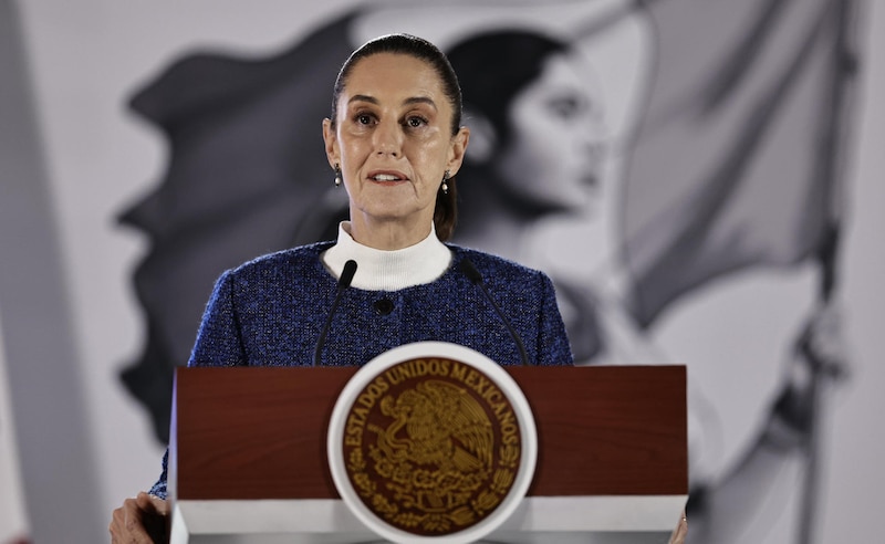 La presidenta de México, Claudia Sheinbaum, habla en una rueda de prensa este viernes, en el Palacio Nacional de la Ciudad de México