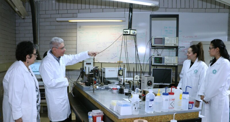 Investigadores trabajando en un laboratorio