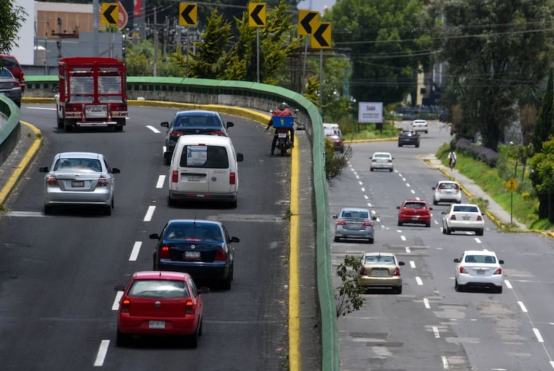A partir de este 1 de julio entró en vigor el Programa Hoy No Circula en las zonas metropolitanas del Valle de Toluca y Santiago Tianguistenco. La medida establece restricciones a la circulación vehicular con base en el holograma de verificación y el número de placa, como parte de una estrategia oficial para reducir las emisiones contaminantes.