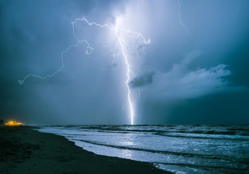 Rayo cae en la playa