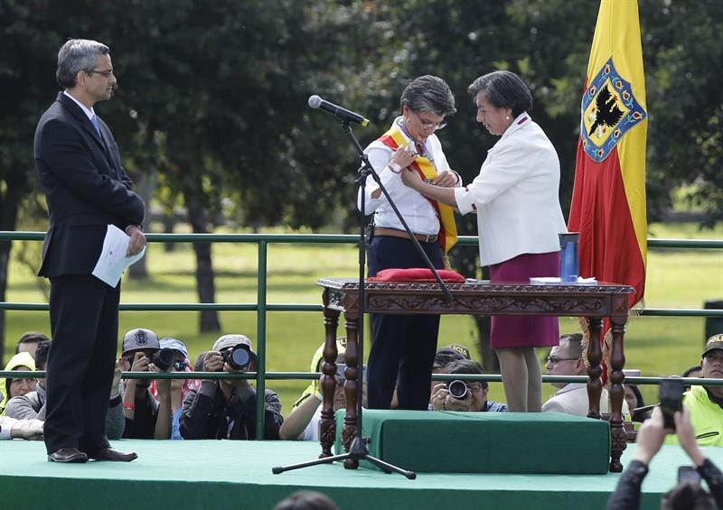 Presidenta de Chile Michelle Bachelet condecora al escritor nicaragüense Sergio Ramírez