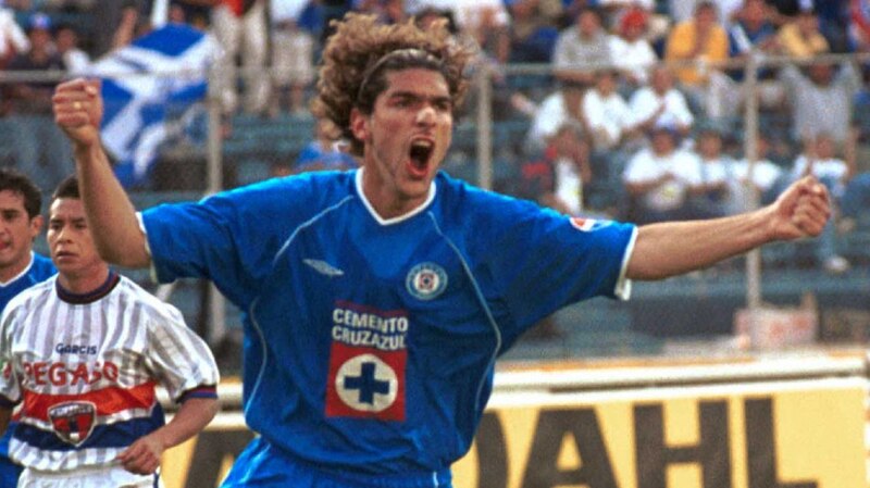 El futbolista argentino Hernán Cristante festeja un gol con la camiseta de Cruz Azul