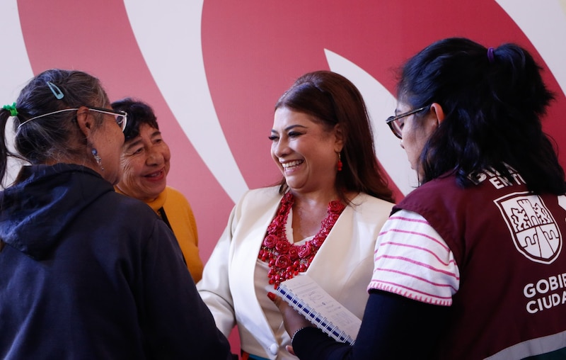 La Jefa de Gobierno, Claudia Sheinbaum, saluda a las mujeres en un evento.