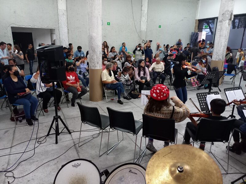 Orquesta de niños tocando en un concierto
