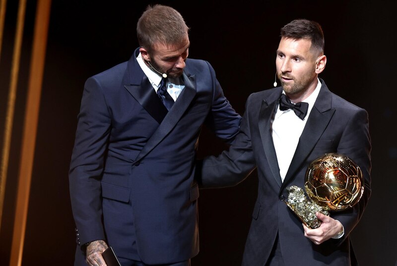 Cristiano Ronaldo y Lionel Messi, dos de los mejores jugadores de fútbol del mundo, se reúnen en la gala del Balón de Oro.
