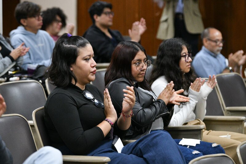 Estudiantes universitarias aplauden en una conferencia