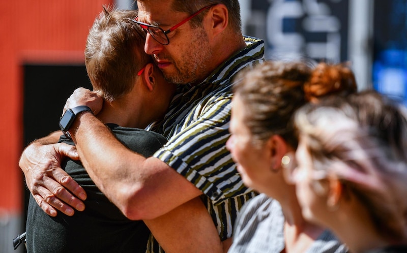 Un padre abraza a su hijo