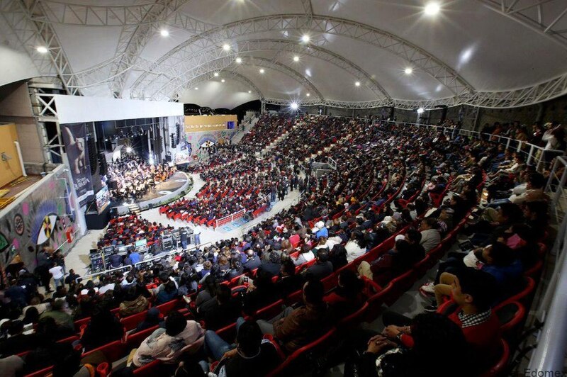 Un concierto en vivo en un auditorio abarrotado