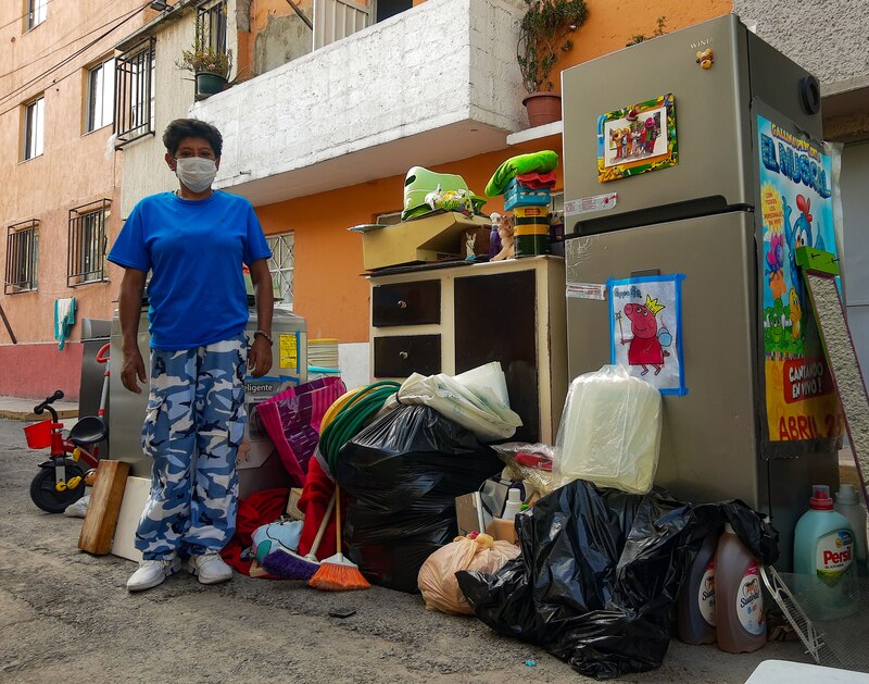 Mujer recicladora recogiendo basura en la calle
