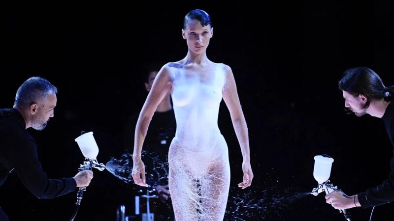 La modelo Bella Hadid es pintada con spray en la pasarela de Coperni